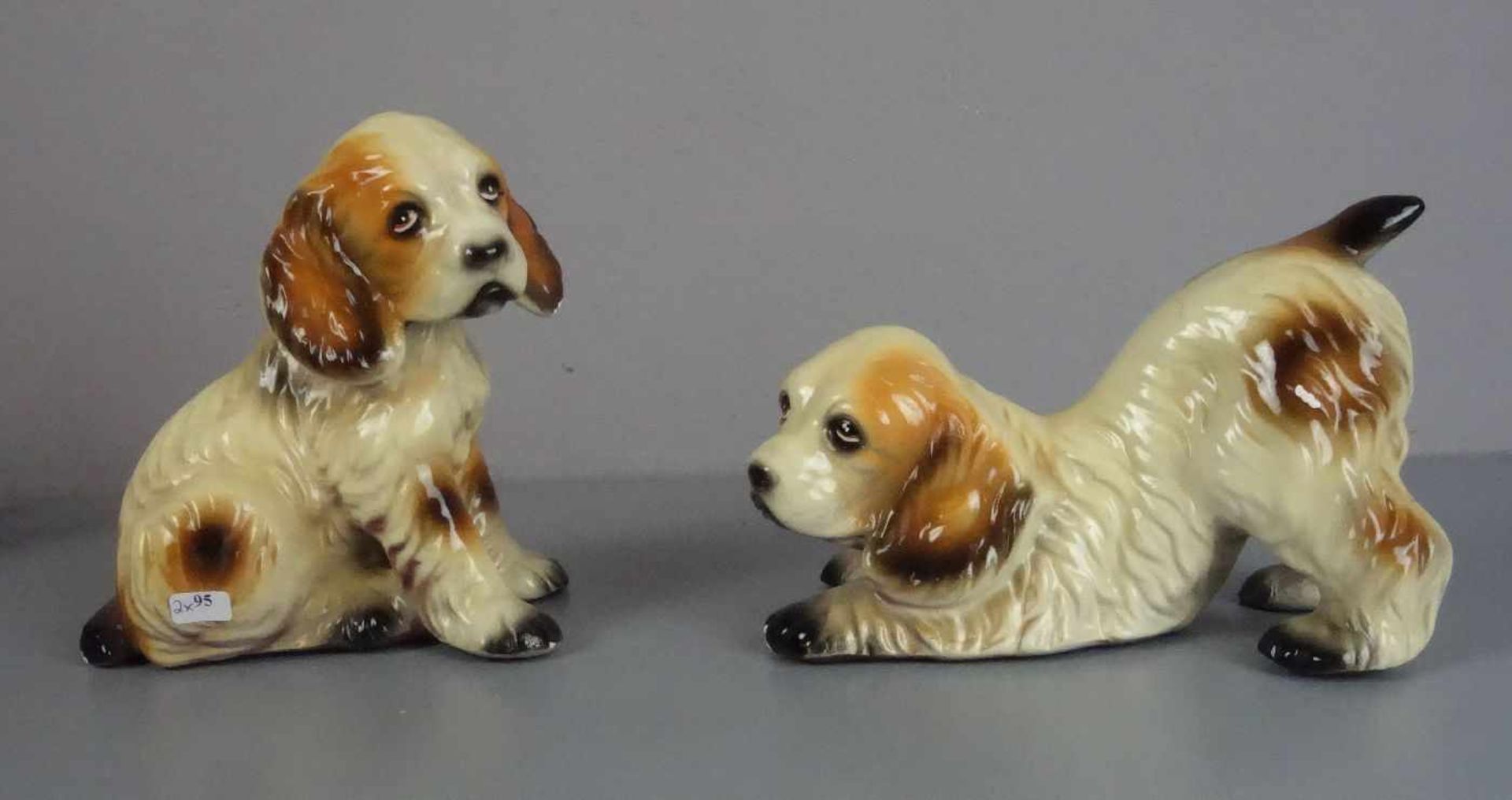 PAAR KERAMIKFIGUREN "HUNDE" / ZWEI HUNDEFIGUREN / two ceramic dogs, Keramik, 20. Jh., ungemarkt,