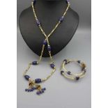 SCHMUCKSET: KETTE UND ARMREIF, 750er Gelbgold und Lapislazuli, insgesamt 17,4 Gramm. Orientalisch