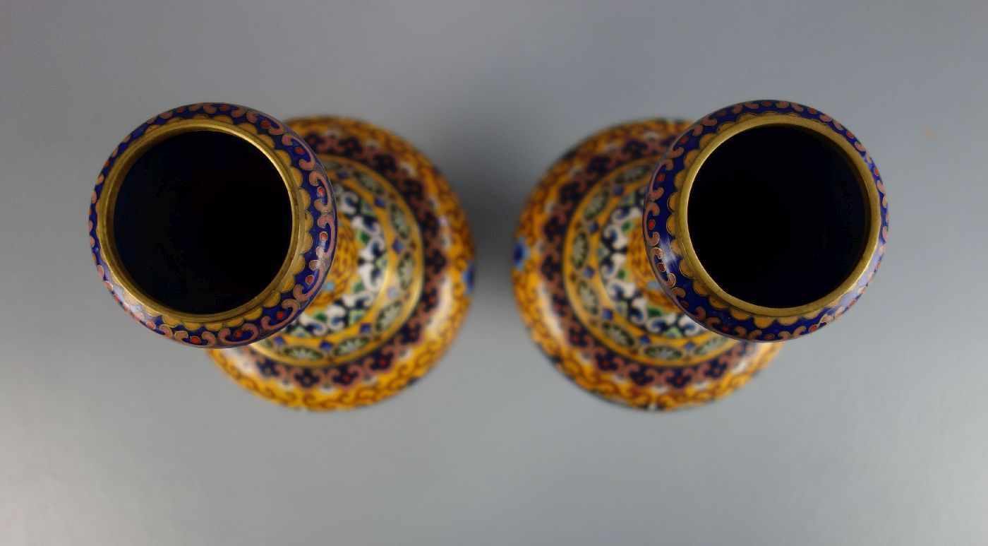 PAAR CLOISSONNÉ - VASEN / pair of vases, Balusterform mit chinoisem Dekor. Rundstand, eingezogene - Image 3 of 5