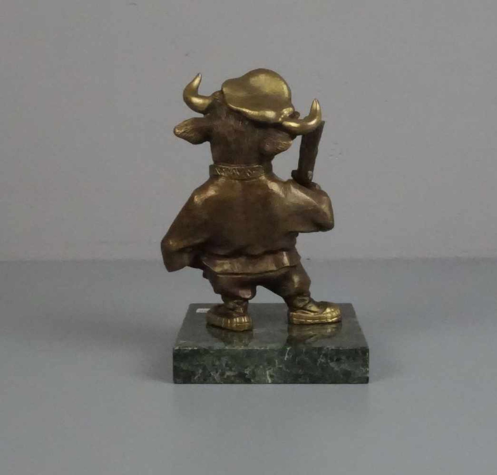 RUSSISCHER BILDHAUER DES 20./21. Jh., Skulptur / sculpture: "Stier als Kosake", Bronze, patiniert, - Image 3 of 5