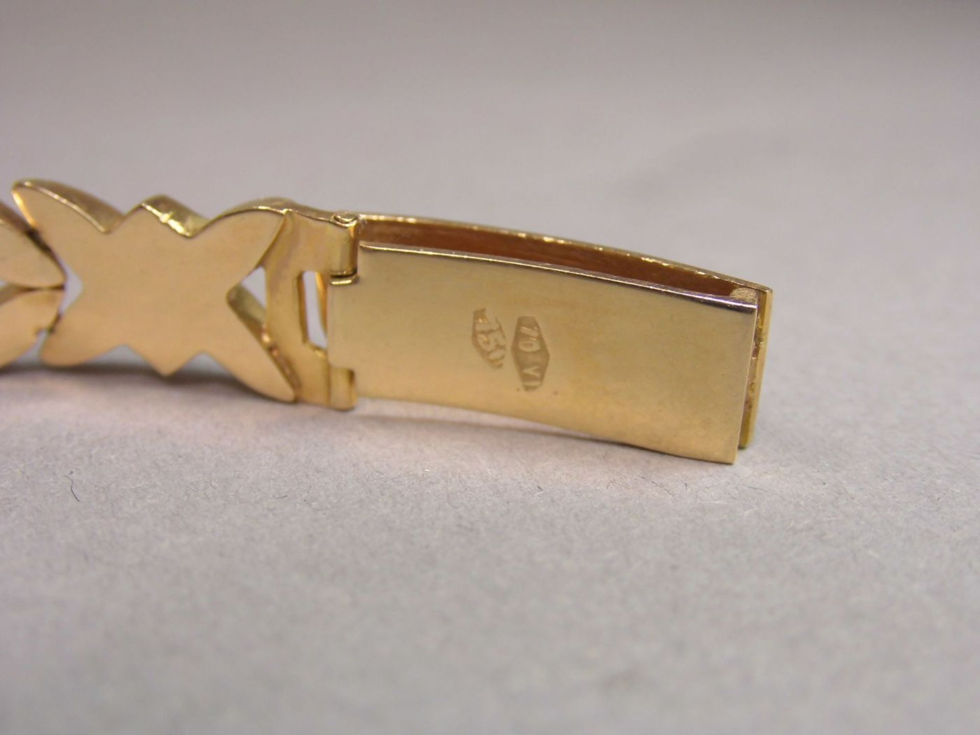 ARMBAND MIT AMETHYSTBESATZ / bracelet, 750er Rotgold (19,3 g), Italien Marke 1944-1966; durchbrochen - Bild 4 aus 5