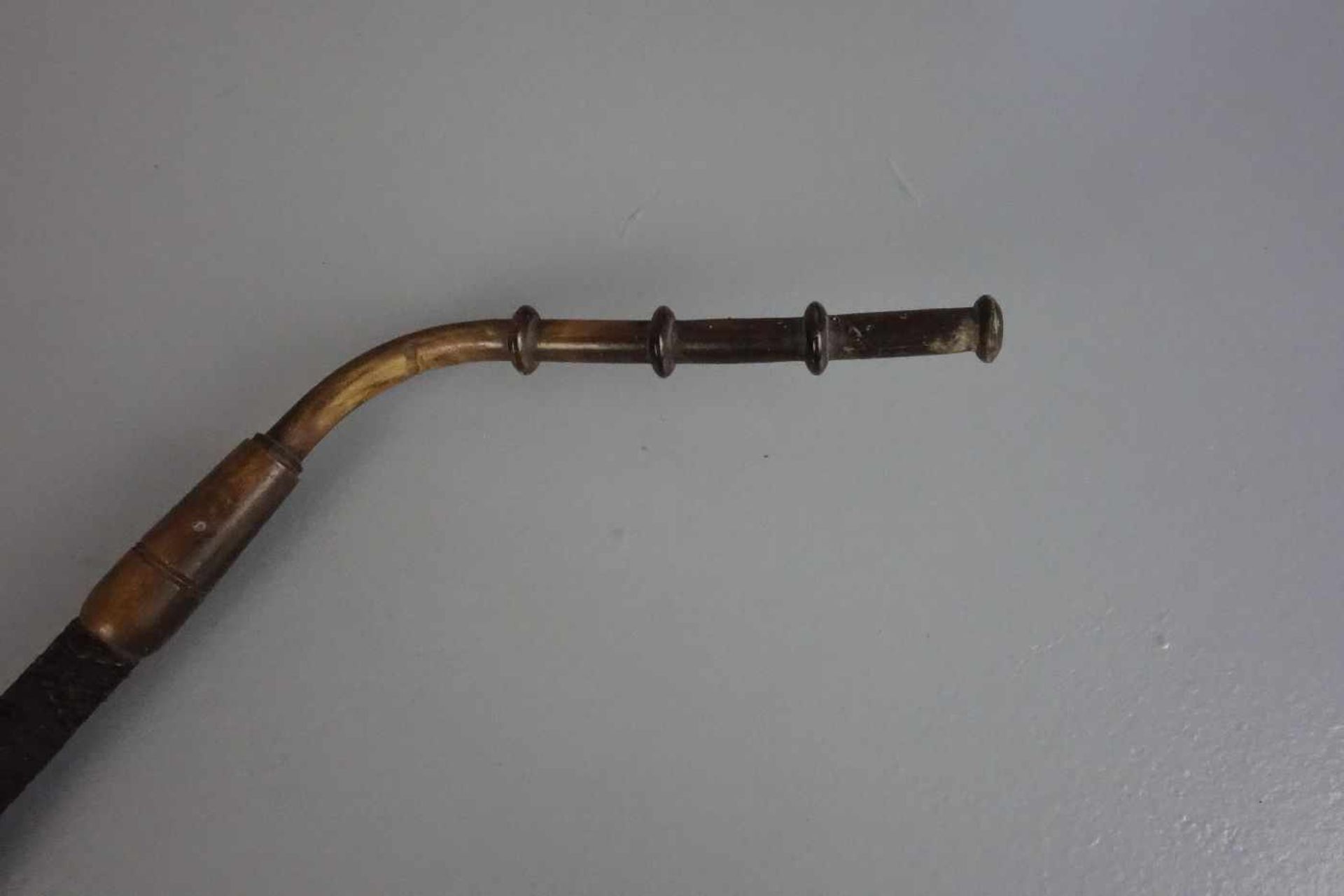 BIEDERMEIER-PFEIFE / pipe, 19. Jh., Schaft gearbeitet aus Holz und Horn. Pfeifenkopf aus Holz mit - Bild 4 aus 4