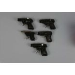 KONVOLUT VON 5 SPIELZEUG-PISTOLEN / toy guns, Metall, 20. Jh.. Fünf Spielzeugpistolen