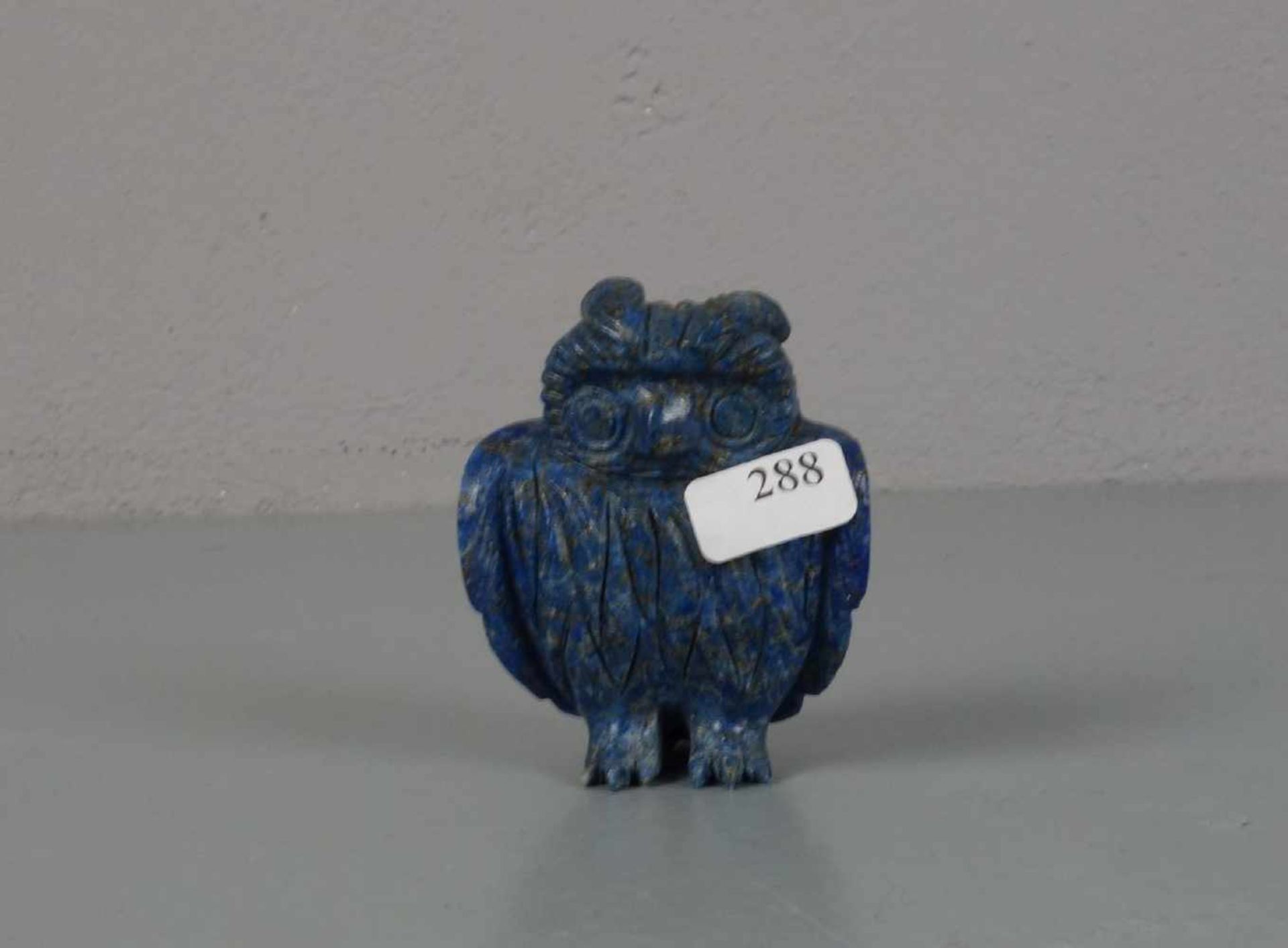 TIERFIGUR / ZIEROBJEKT: Edelstein-Eule / gemstone owl figure, wohl 20. Jh., ungemarkt, geschnitzt,