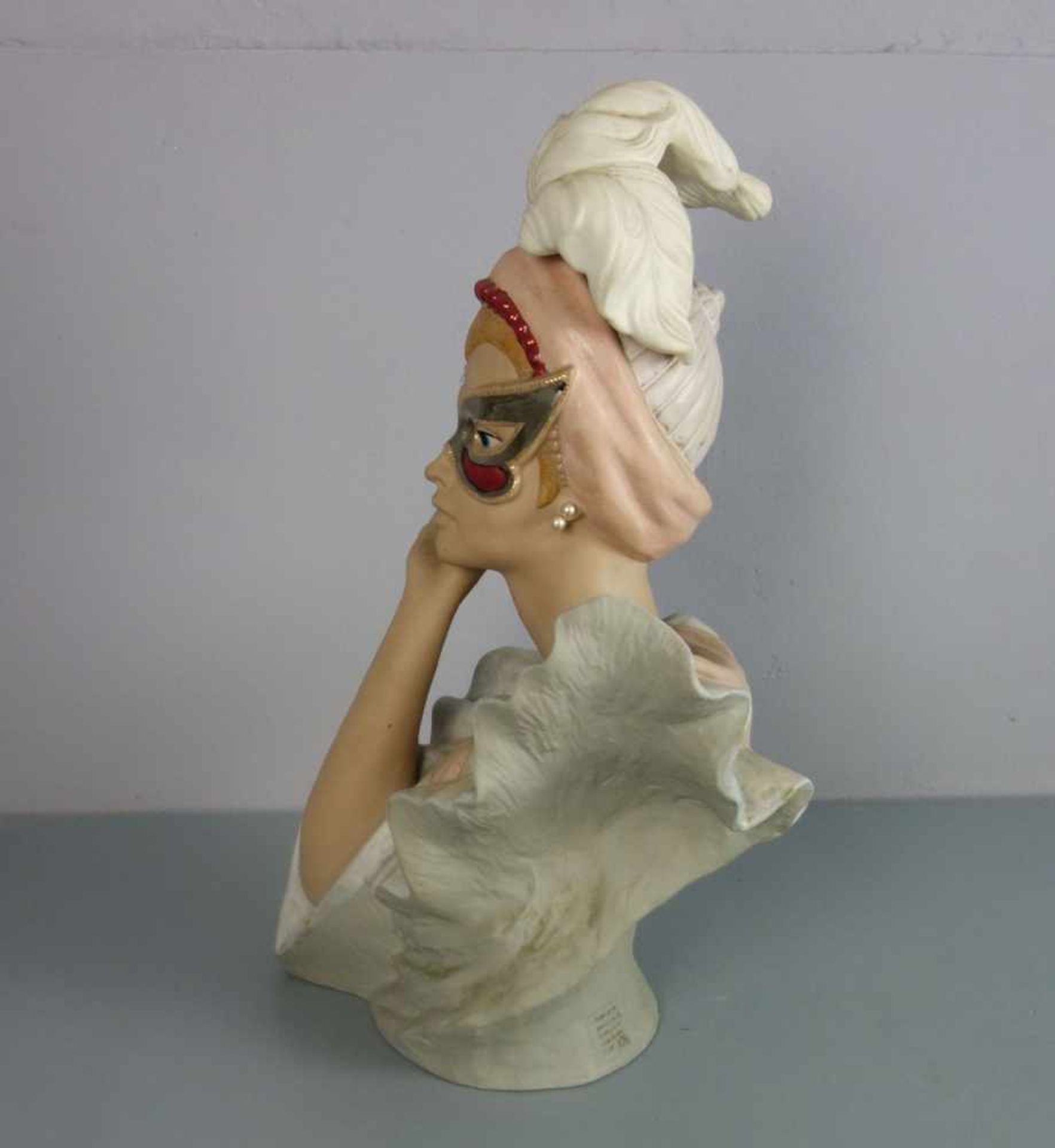 PORZELLAN - BÜSTE / porcelain figure "Maskenball / Junge Frau mit venezianischer Maske", - Image 5 of 5
