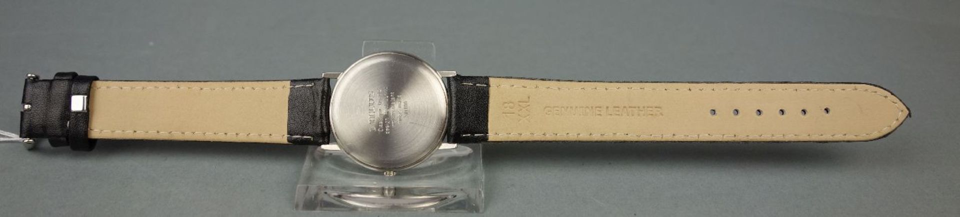 ARMBANDUHR - MILUS / wristwatch, Quartz, Schweiz. Rundes Edelstahlgehäuse an Lederarmband. - Bild 4 aus 5