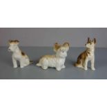 DREI PORZELLANFIGUREN "HUNDE" / porcelain dogs, Porzellan, 20 Jh.. 1) Sitzender Schäferhund,