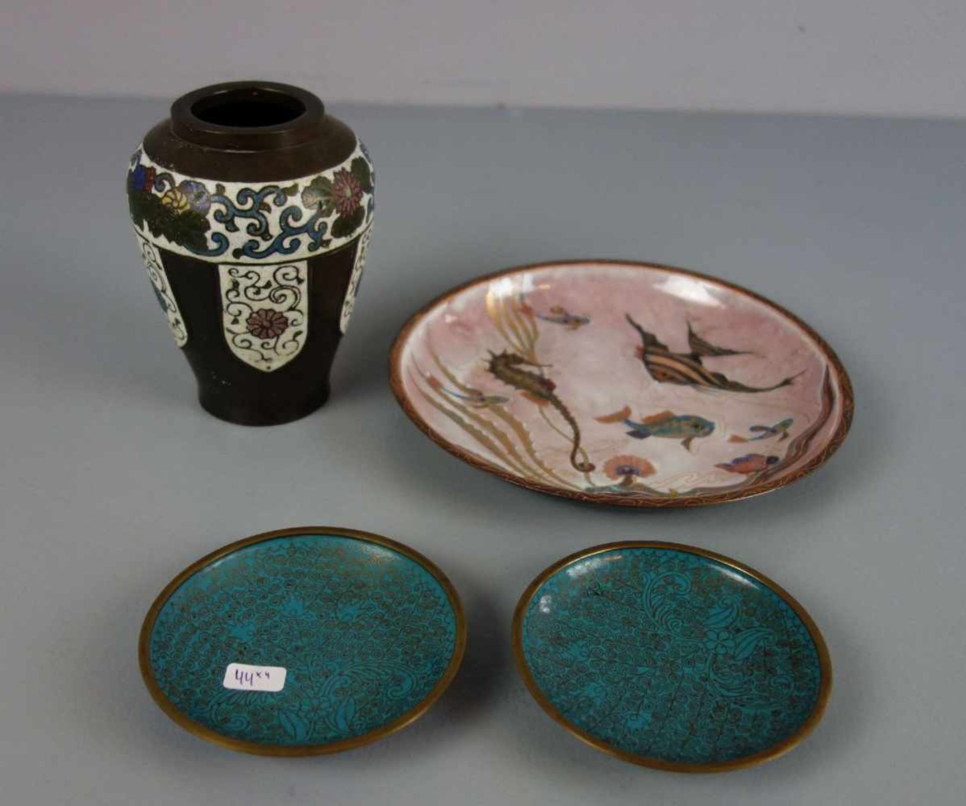 KONVOLUT CLOISONNE-TEILE, Metall und polychromes Emaille, wohl 20. Jh., Japan und China. 1 u. 2) 2