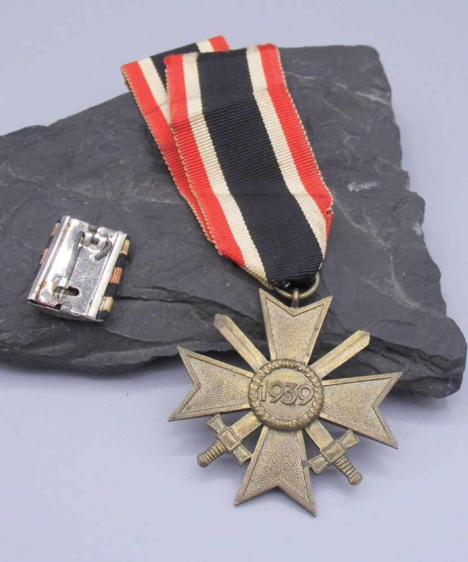 KLEINE ORDENSSPANGE UND KRIEGSVERDIENSTKREUZ AM ORDENSBAND/ medals: 1. und 2. WK. Die Ordensspange - Bild 2 aus 2