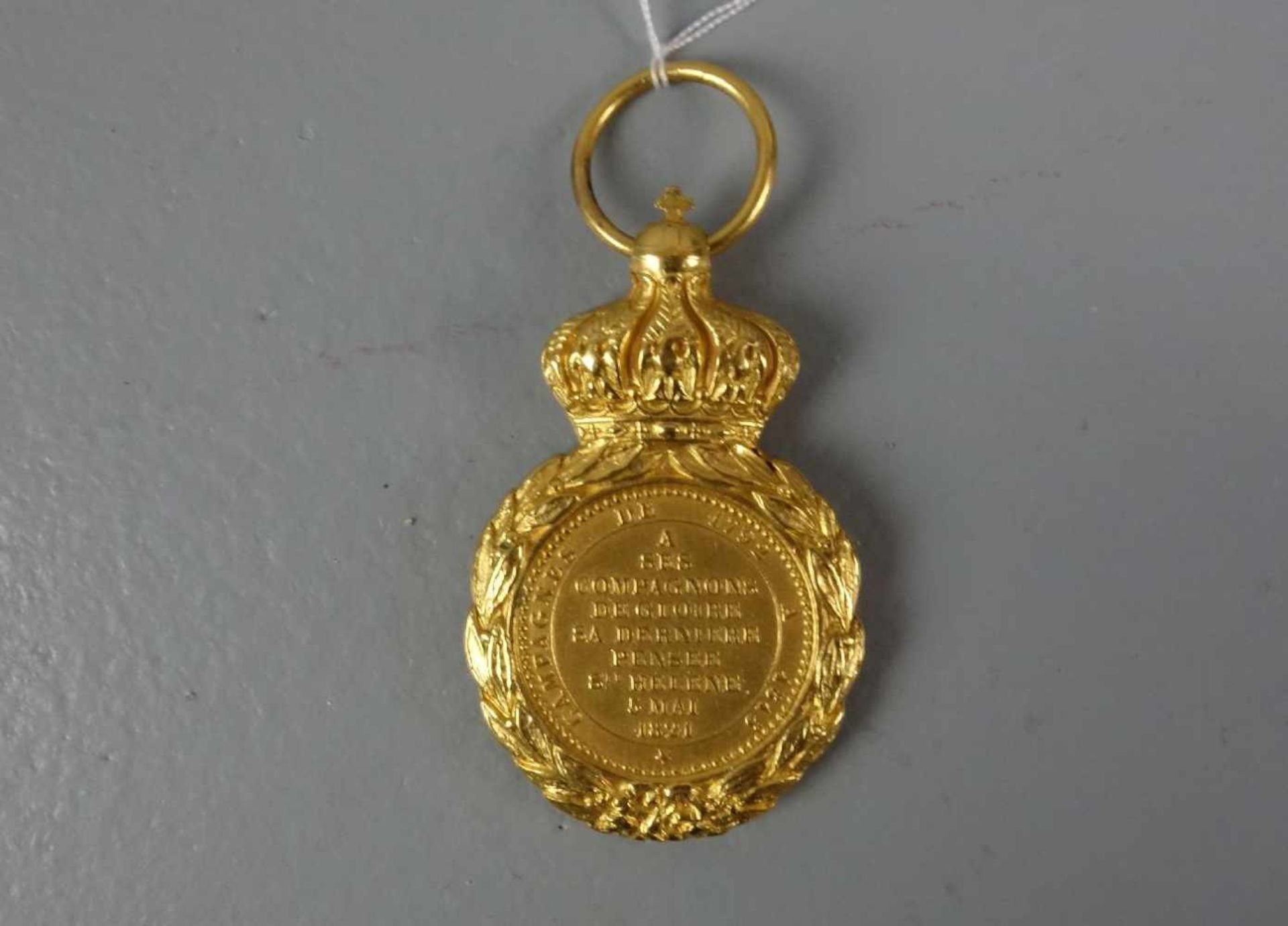 VERGOLDETE FRANZÖSISCHE MEDAILLE: "Napoleon I Empereur", Kopfbildnis im Profil im Lorbeerkranz und - Image 2 of 2