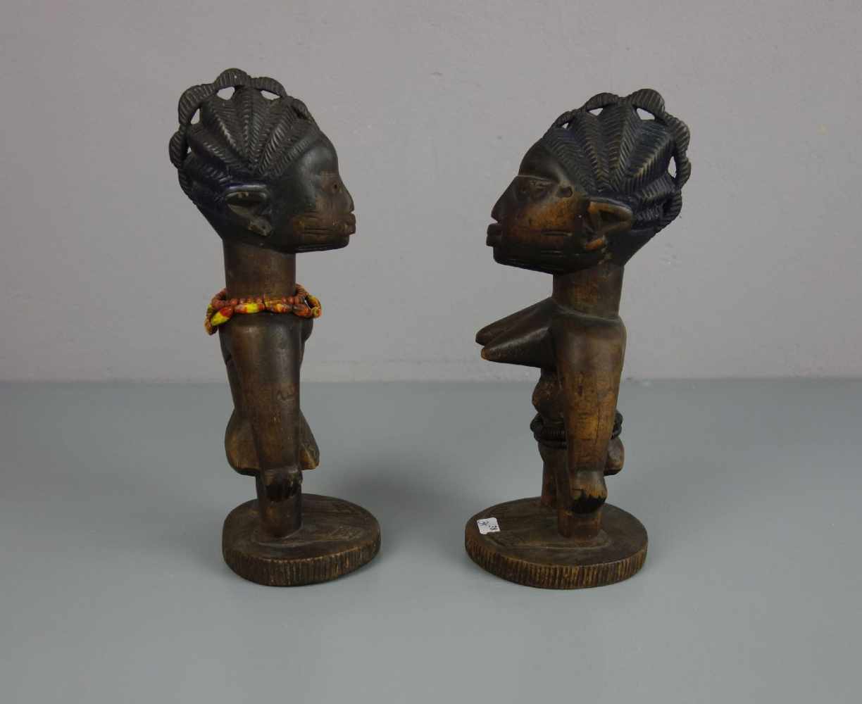 AFRIKANISCHES SKULPTURENPAAR UND KATALOG: "Zwillingsfiguren der Yoruba", Ibeji-Kult, Nigeria / - Image 3 of 3