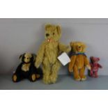 KONVOLUT PLÜSCHTIERE / KÜNSTLER-TEDDYBÄREN - 4 STÜCK / four teddy bears. Unterschiedliche Größen und