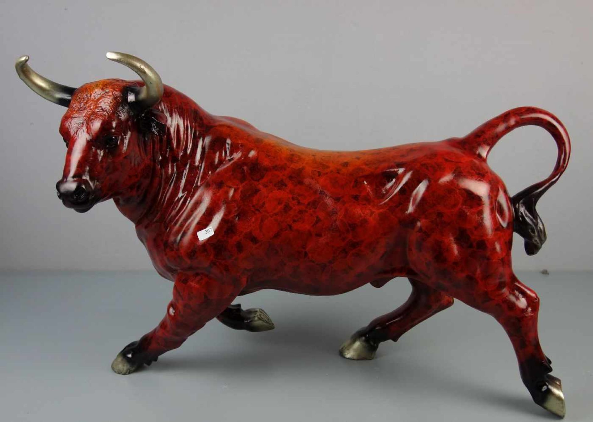 SKULPTUR: "Stier / Spanischer Stier", 20. Jh., Bronze, polychrom patiniert, am Huf vertieft signiert