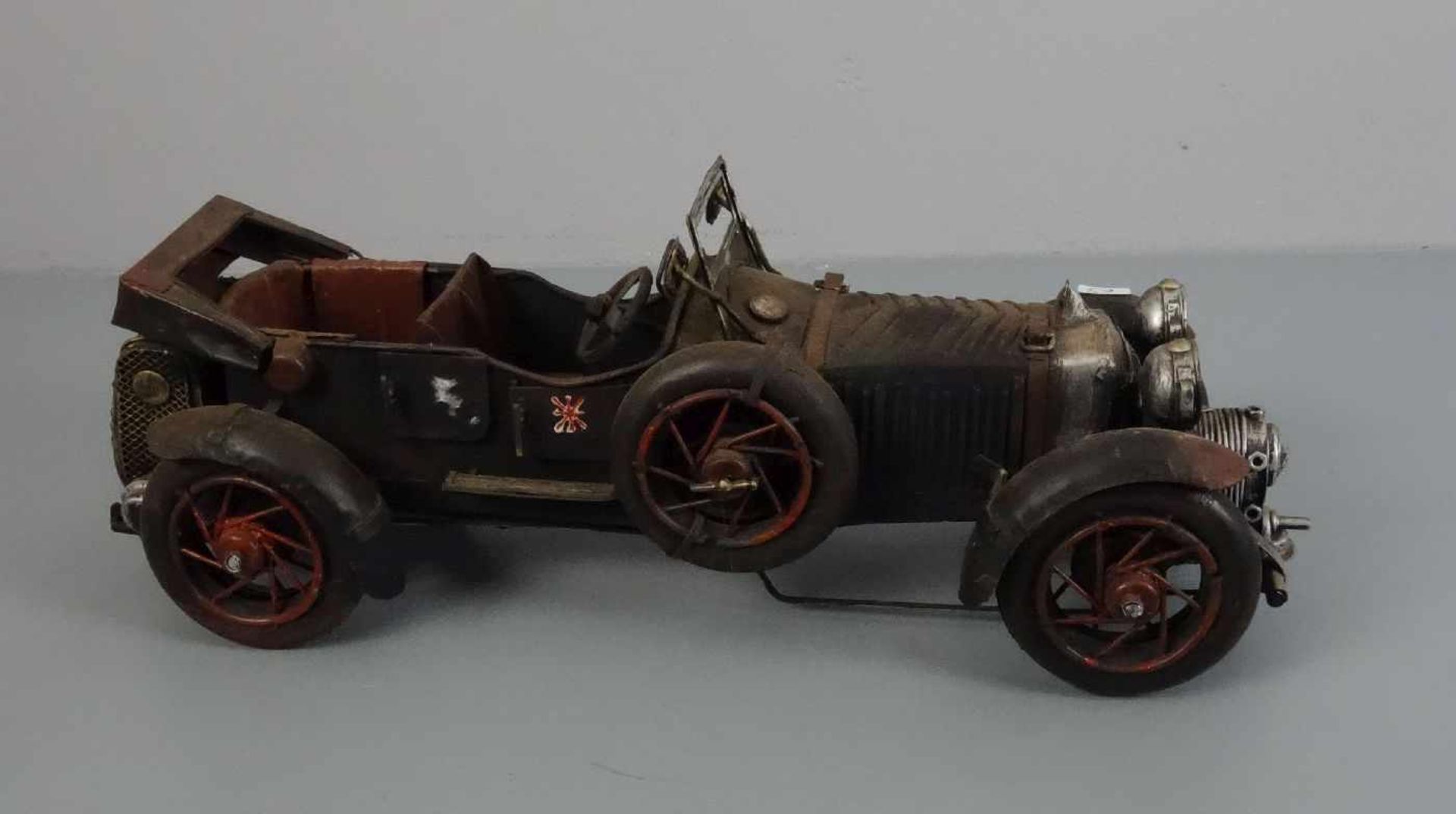 BLECHSPIELZEUG / MODELLAUTO "Oldtimer" / tin toy car, Eisenblech, teils durchbrochen gearbeitet - Bild 3 aus 5