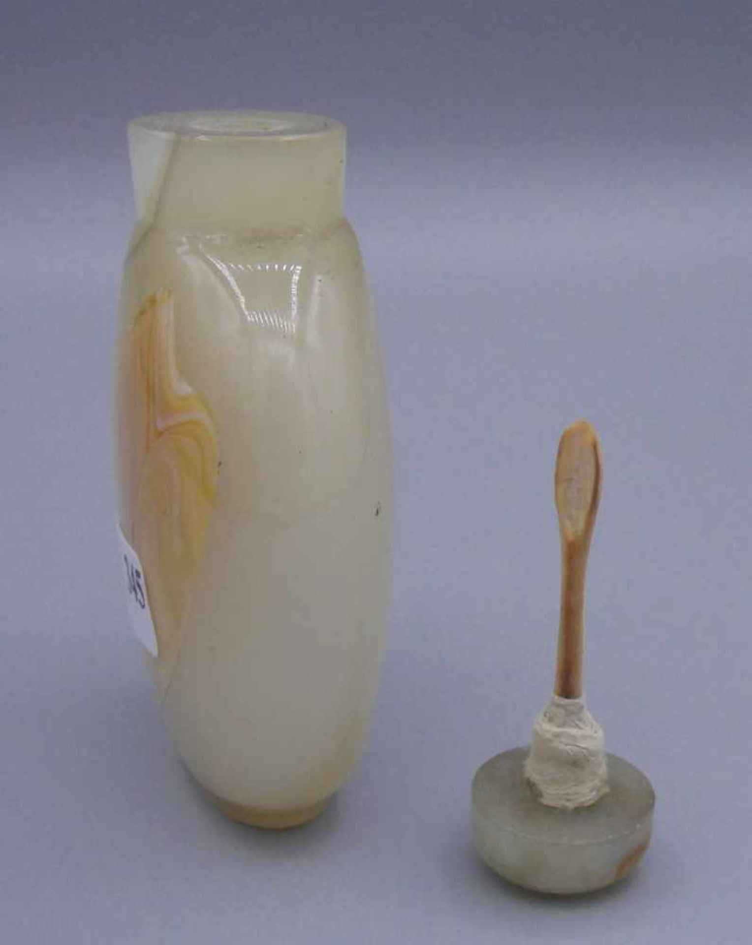 SNUFF-BOTTLE / SCHNUPFTABAK-BEHÄLTER / TABAK-GEFÄSS, China, Stein (wohl Achat). Ovale Form mit - Image 5 of 5