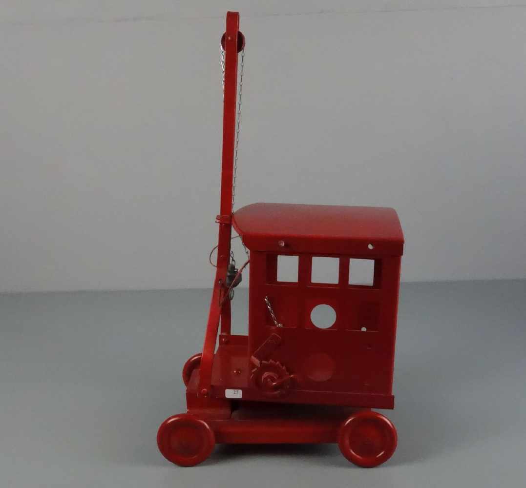 BLECHSPIELZEUG: "Kran" / tin toy truck crane, Eisenblech, rot lackiert, ungemarkt, 2. Hälfte 20. - Image 6 of 6