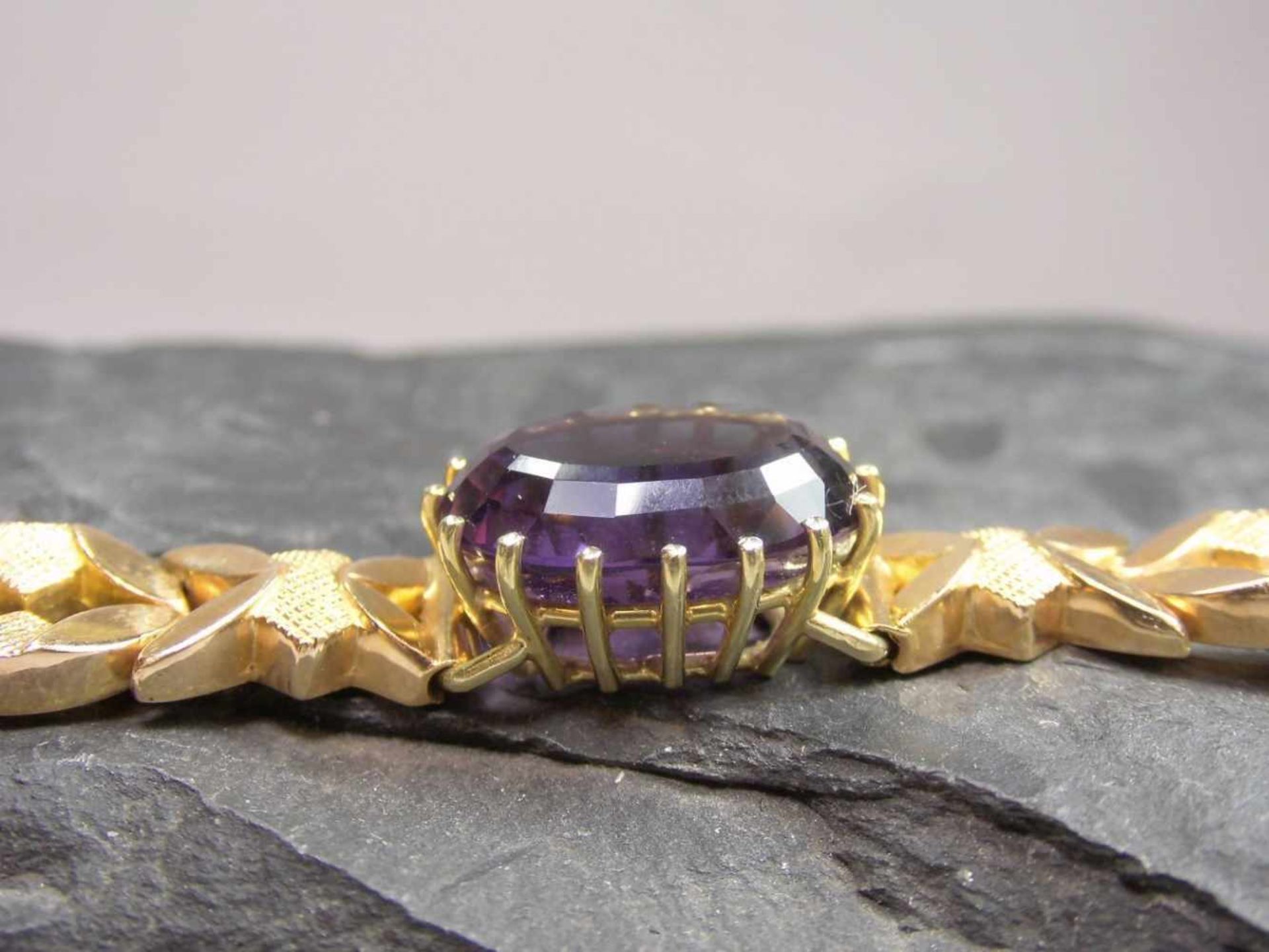 ARMBAND MIT AMETHYSTBESATZ / bracelet, 750er Rotgold (19,3 g), Italien Marke 1944-1966; durchbrochen - Bild 2 aus 5