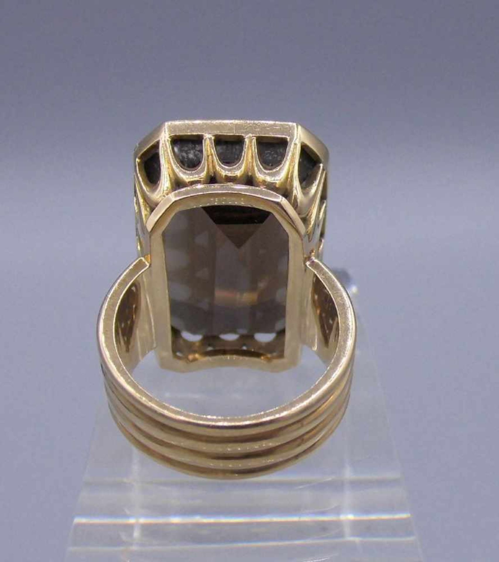 MASSIVER RING mit geschliffenem Rauchtopas in 585er Gelbgoldfassung (18,3 g); breite Ringschiene. - Bild 3 aus 4