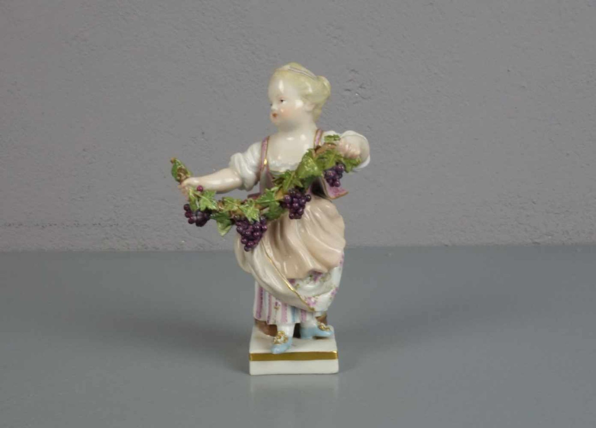 PORZELLANFIGUR: "Gärtnerin mit Weintrauben / Allegorie des Herbstes" / porcelainfigure girl /