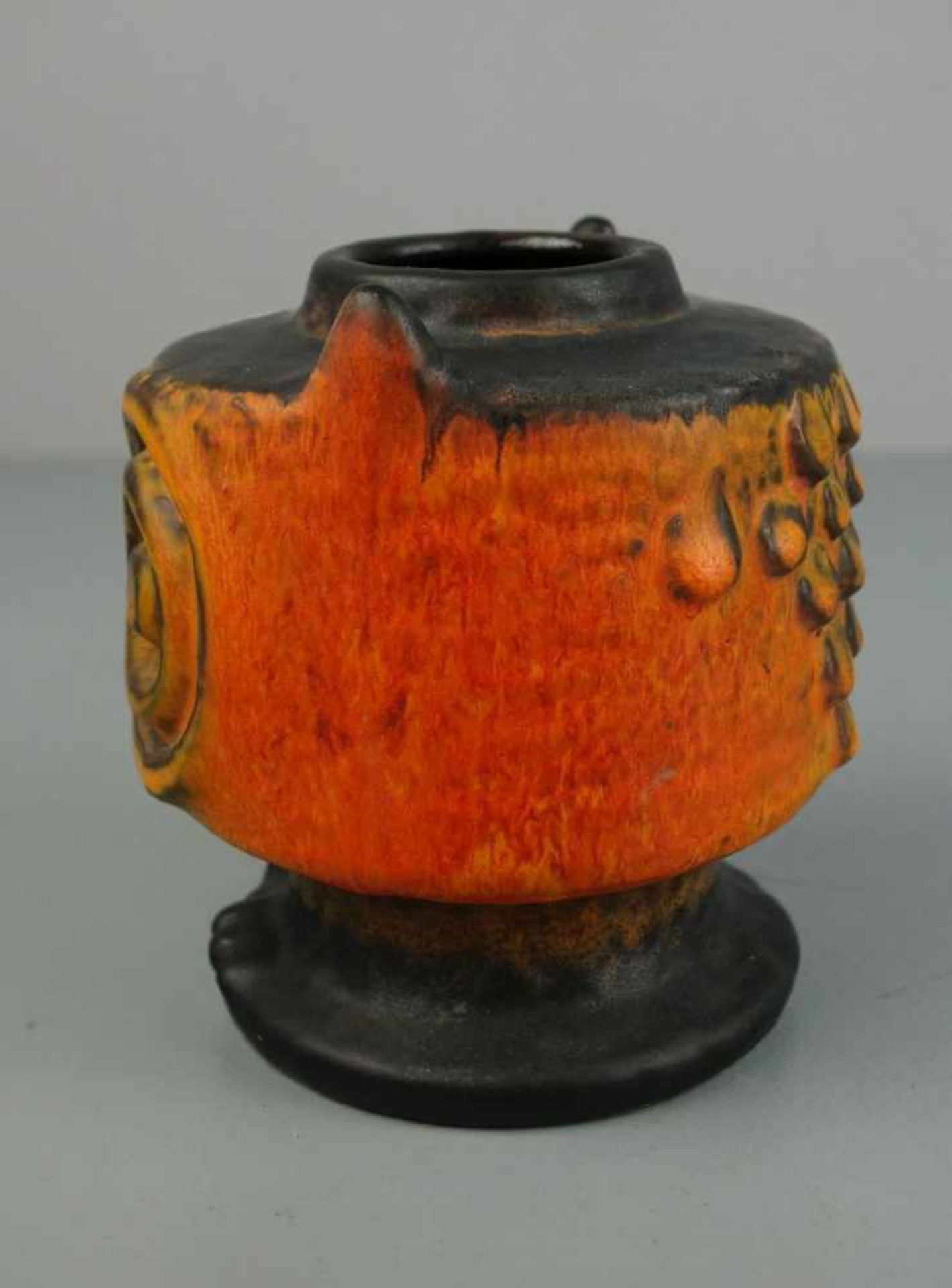 KÜNSTLERKERAMIK: EULEN-VASE / pottery owl vase, Mitte 20. Jh., dunkelblau und orange glasiert, unter - Bild 3 aus 5