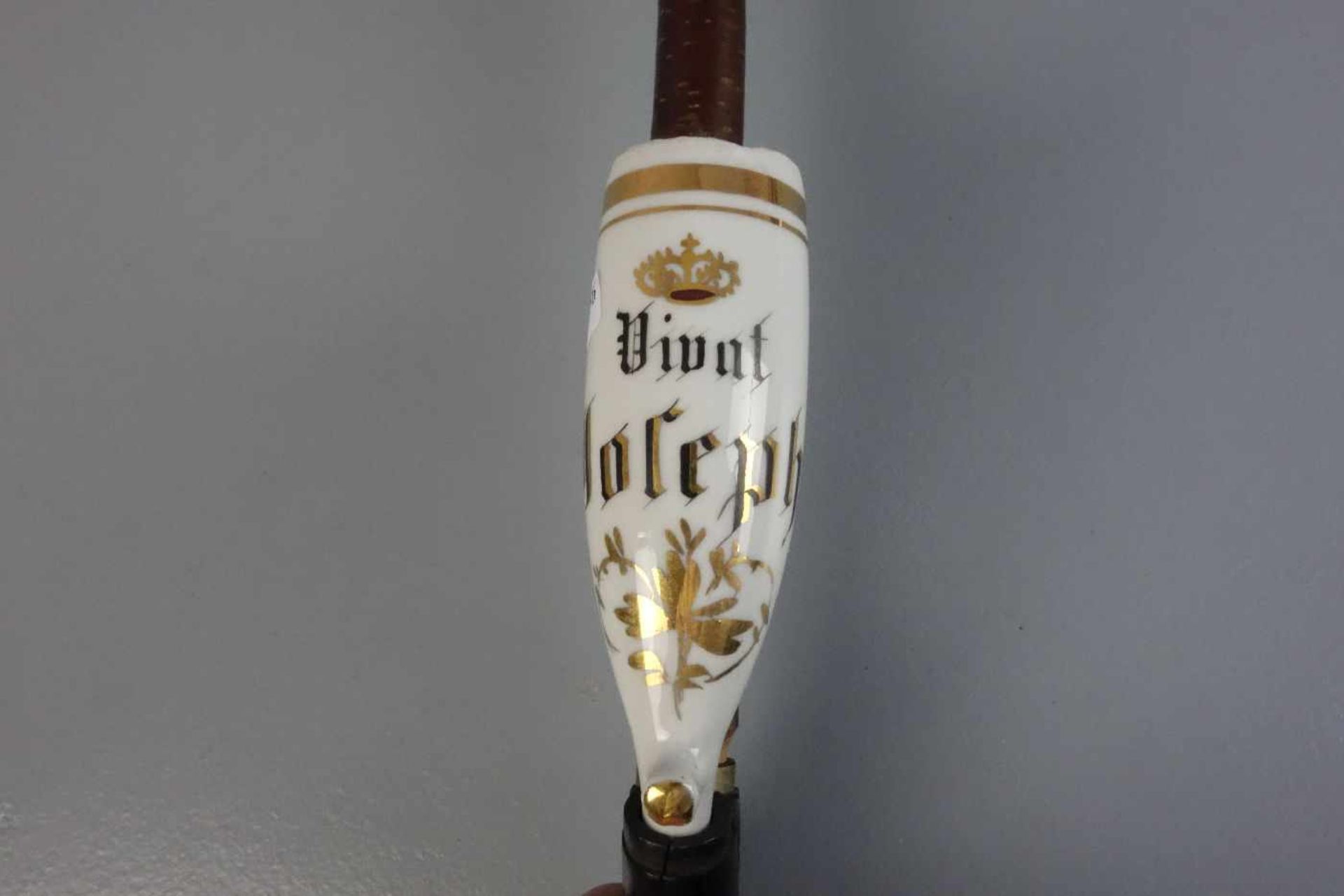 PORZELLANKOPF-PFEIFE / pipe, um 1900 / 2. H. 20. Jh., Schaft gearbeitet aus Holz und Horn. - Bild 3 aus 4