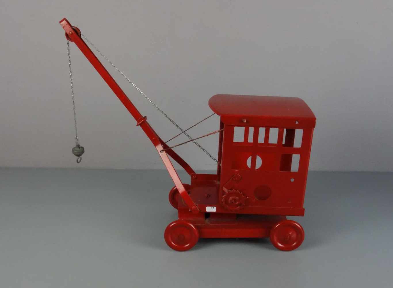 BLECHSPIELZEUG: "Kran" / tin toy truck crane, Eisenblech, rot lackiert, ungemarkt, 2. Hälfte 20. - Image 3 of 6