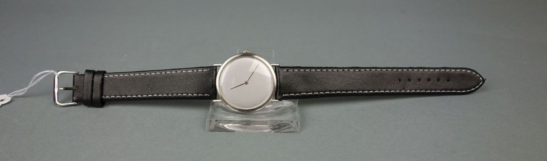 ARMBANDUHR - MILUS / wristwatch, Quartz, Schweiz. Rundes Edelstahlgehäuse an Lederarmband. - Bild 3 aus 5