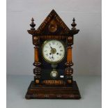 TISCHUHR / table clock, wohl USA, um 1900, architektonischer Holzkorpus mit Dreiecksgiebel und