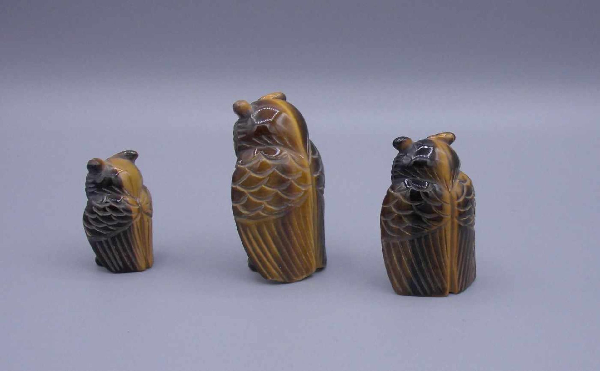 TIERFIGUREN / ZIEROBJEKTE: 3 Edelstein-Eulen / owl figures, 20. Jh., ungemarkt, geschnitzt, - Bild 2 aus 5