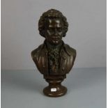 BÜSTE: "Wolfgang Amadeus Mozart", bronzierte Keramik. Der junge Mozart auf rundem Postament,