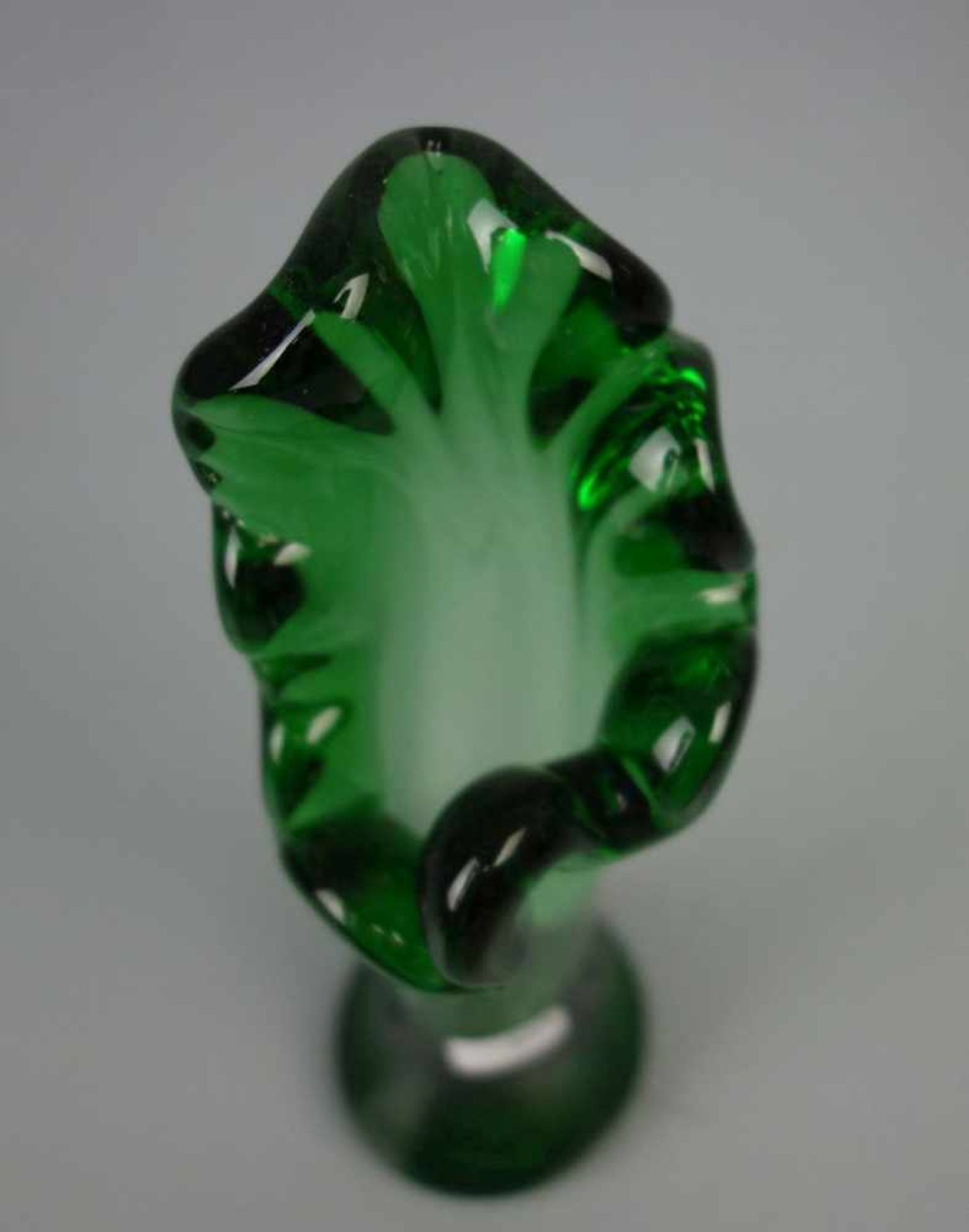 VASE, dickwandiges grünes Glas, Mitte 20. Jh.; Rundstand mit unterem Abriss, leicht eingezogene - Bild 4 aus 5
