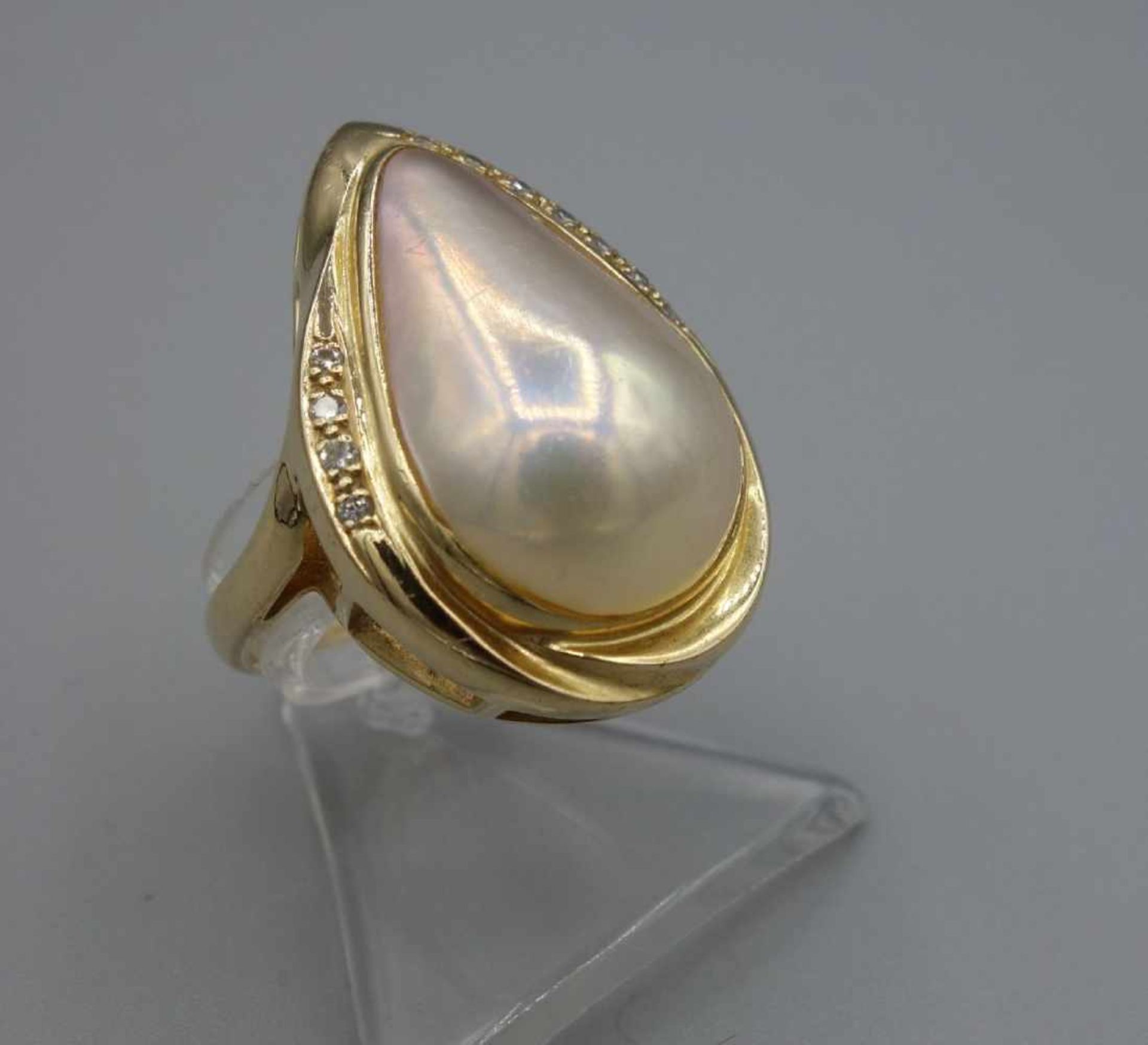 RING MIT MARBE-PERLE IN TROPFENFORM, in 588er Gelbgoldfassung, Gesamtgewicht 9,9 Gramm. Perle - Bild 4 aus 5