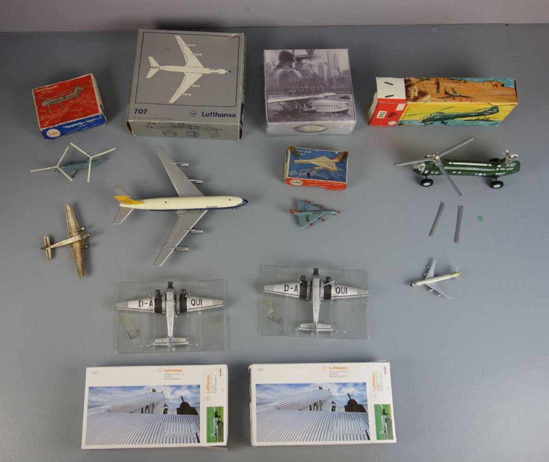 KONVOLUT VON 9 MODELLFLUGZEUGEN / SPIELZEUG-FLUGZEUGEN - 9 Stück / toy airplanes, 2. H. 20. Jh..