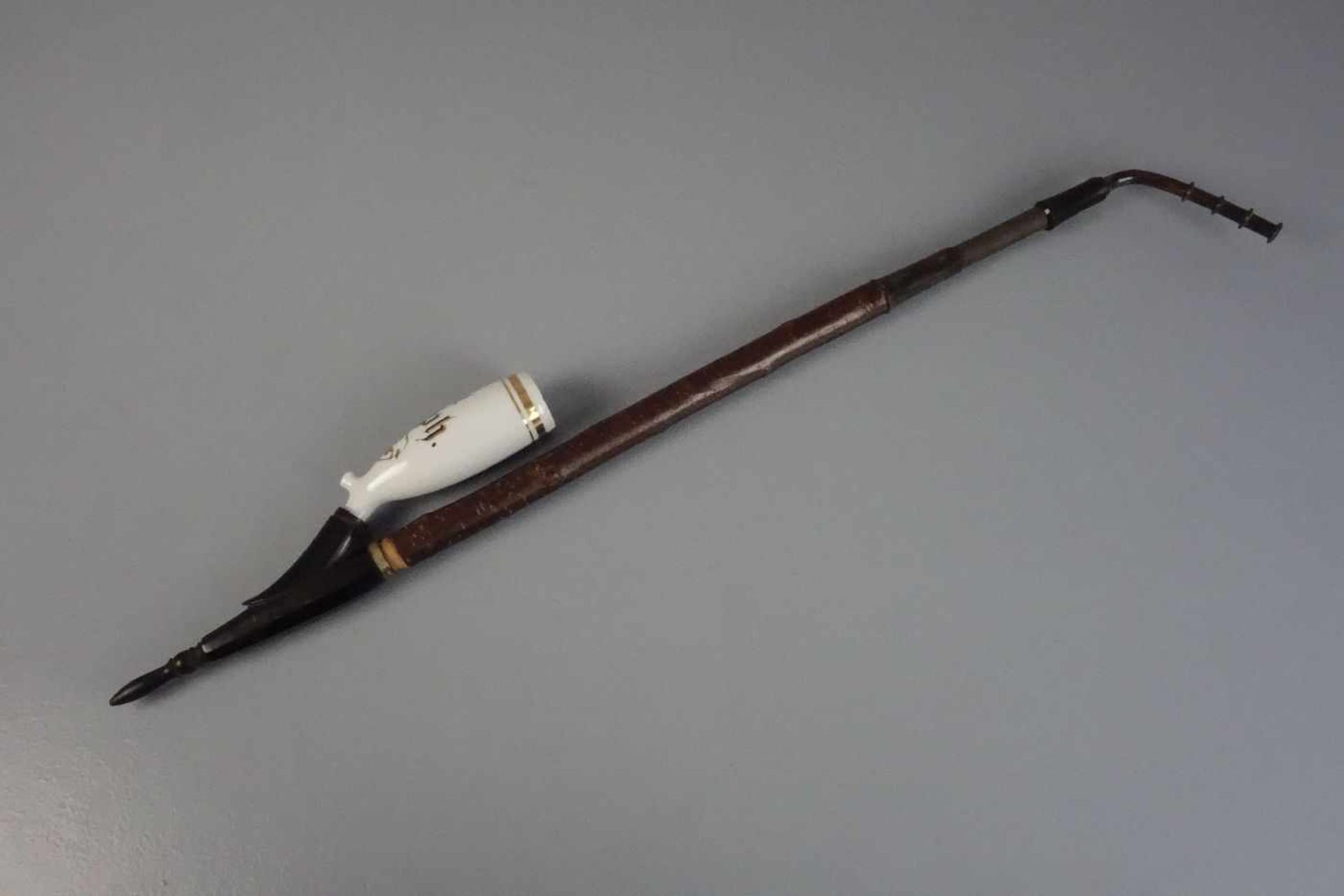 PORZELLANKOPF-PFEIFE / pipe, um 1900 / 2. H. 20. Jh., Schaft gearbeitet aus Holz und Horn. - Bild 2 aus 4