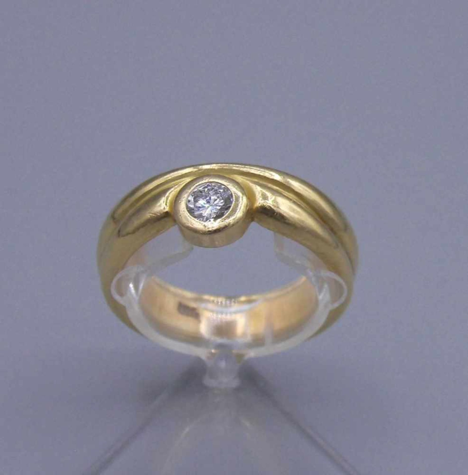 RING, 750er Gelbgold (12,15 g), besetzt mit einem Brillanten von ca. 0,2 ct.; Ring-Gr. 55/56.- - -