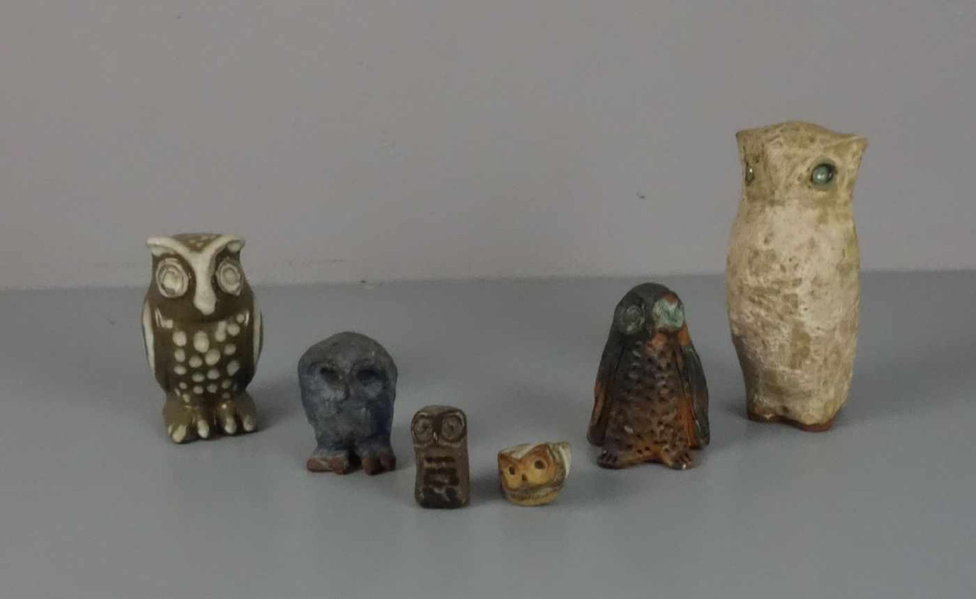 KONVOLUT STUDIOKERAMIK / KÜNSTLERKERAMIK - WORPSWEDE: Eulen / pottery owls, 20. Jh.. 1) Ursula