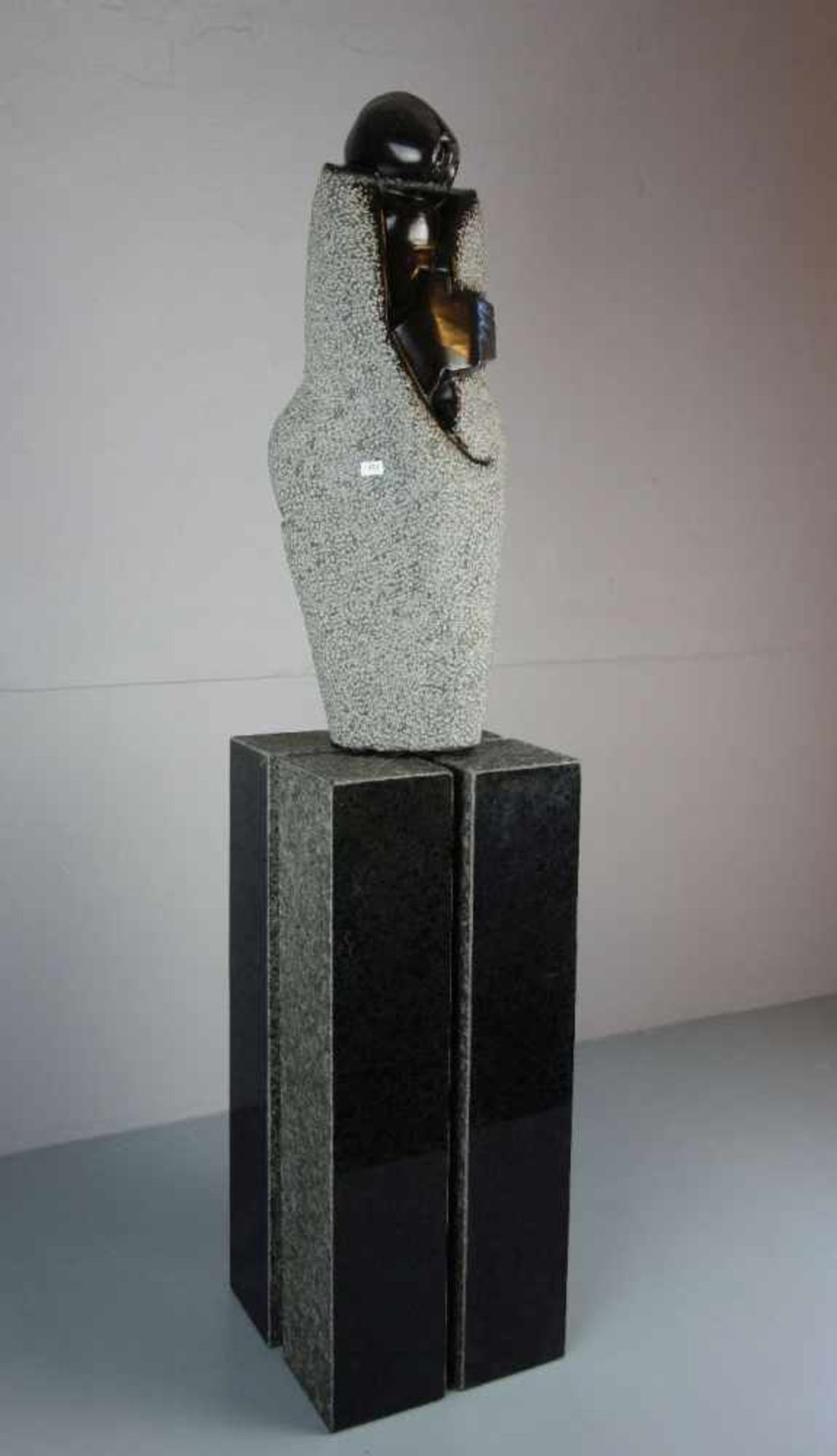 MODERNE SKULPTUR - KANYEMBA, DENNY (geb. 1973 in Chitungwiza / Simbabwe), Skulptur / sculpture: " - Bild 2 aus 10