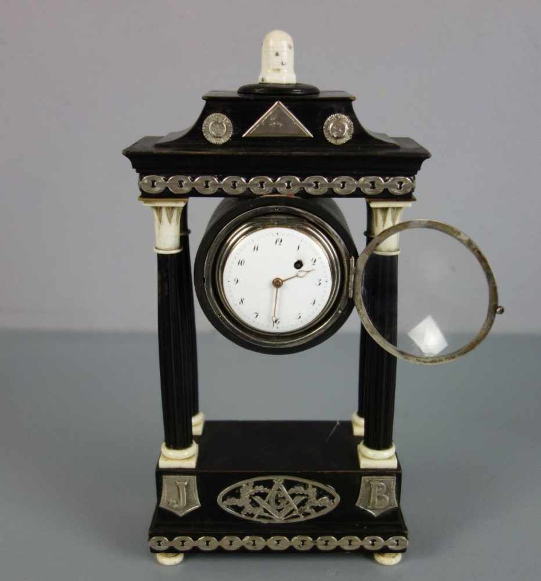 FREIMAUER SÄULENUHR / TISCHUHR / masonic table clock, wohl 1. H. 19. Jh., Frankreich. Geschwärztes