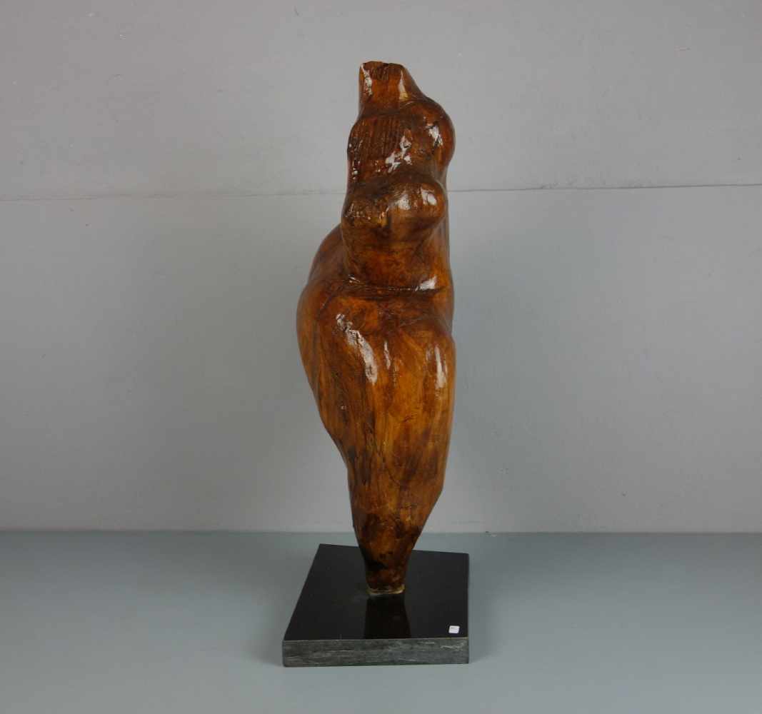 BILDHAUER DES 20./21. Jh., Skulptur / sculpture: "Weiblicher Akt / Torso", Holz, geschnitzt und - Image 2 of 4
