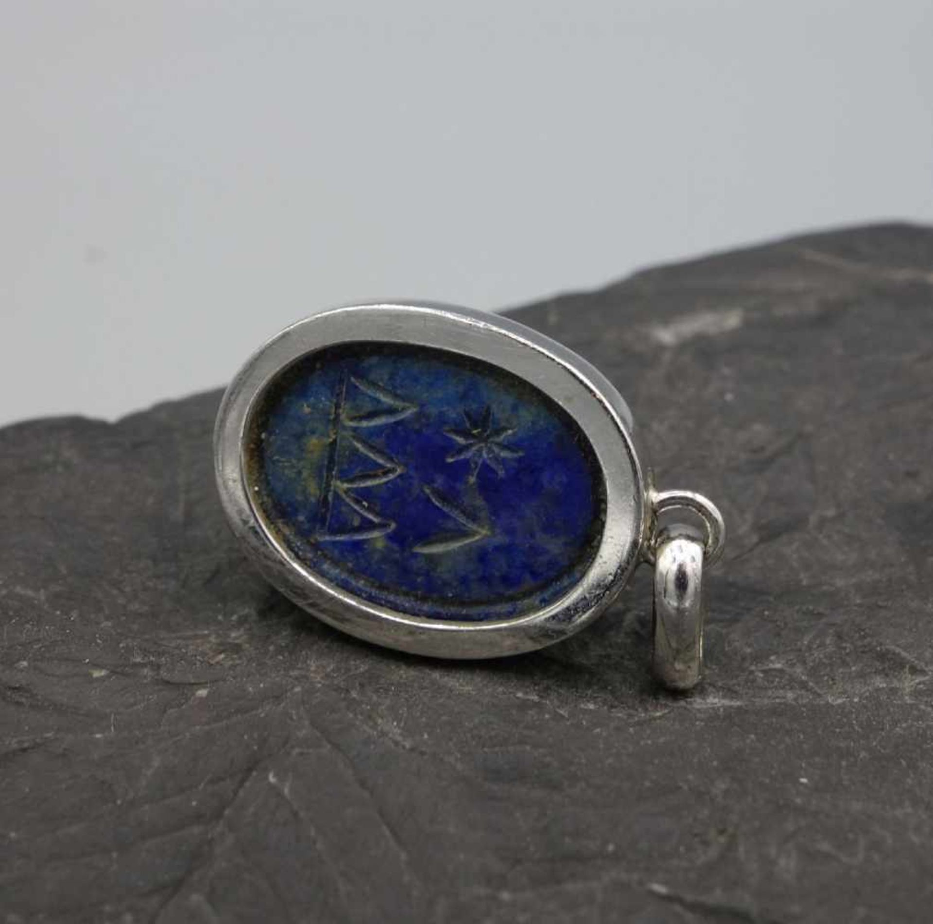 ANHÄNGER MIT SKARABÄUS AUS LAPISLAZULI / pendant, in 585er Weissgoldmontur mit großer Öse (insgesamt - Bild 4 aus 4