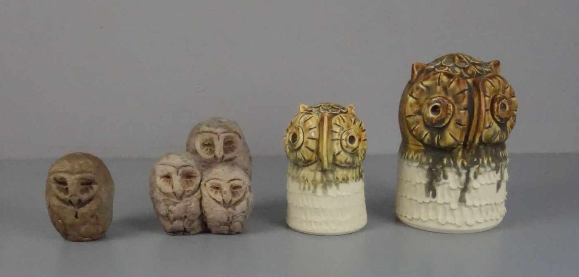 KONVOLUT STUDIOKERAMIK / KÜNSTLERKERAMIK / SKULPTUREN "Eulen" / pottery owls. 1-2) "Eulenfamilie"