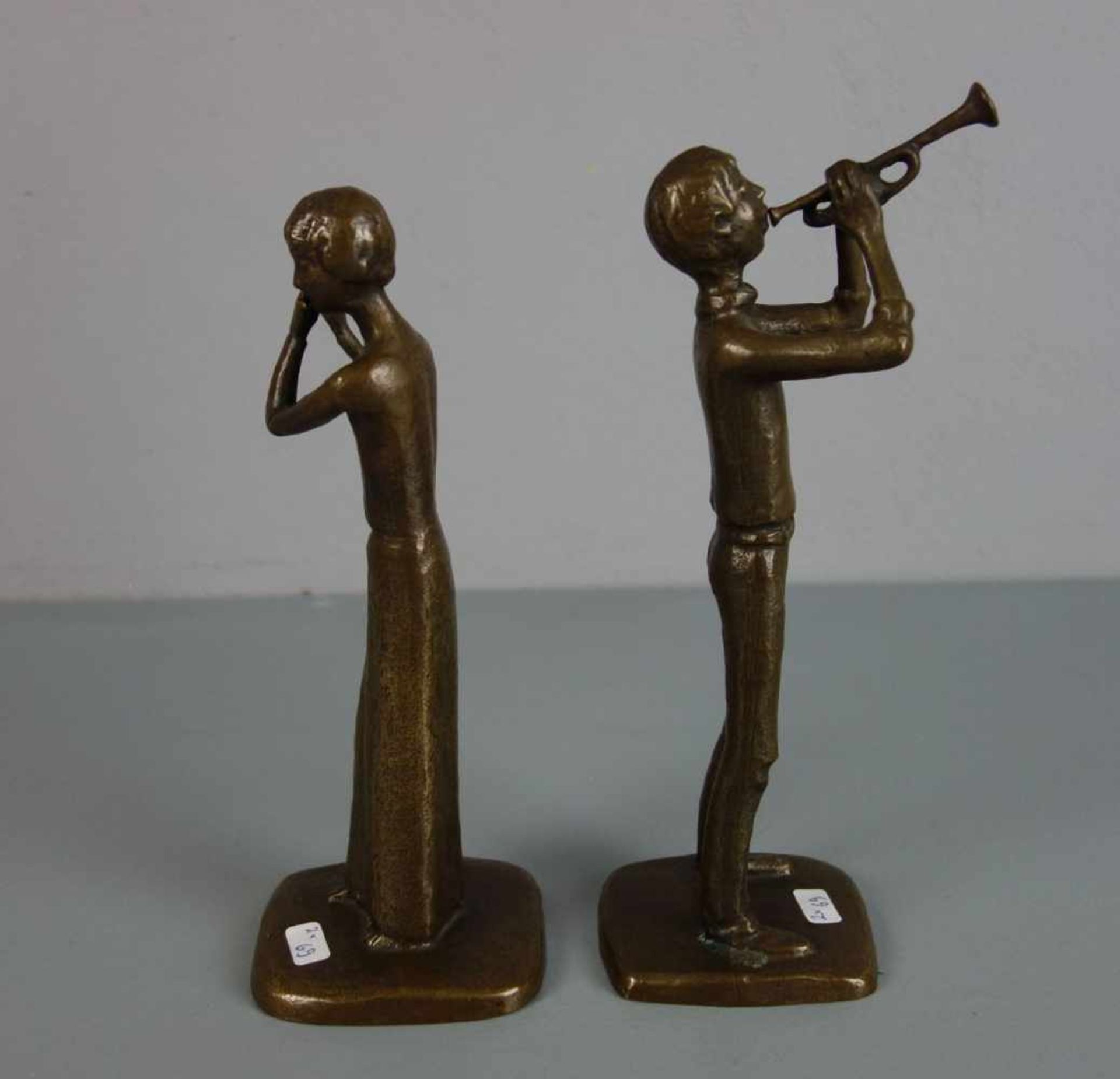ANONYMER BILDHAUER (20. / 21. JH.), Paar Bronze - Skulpturen: "Trompeter" und "Flötistin" / two - Image 4 of 4