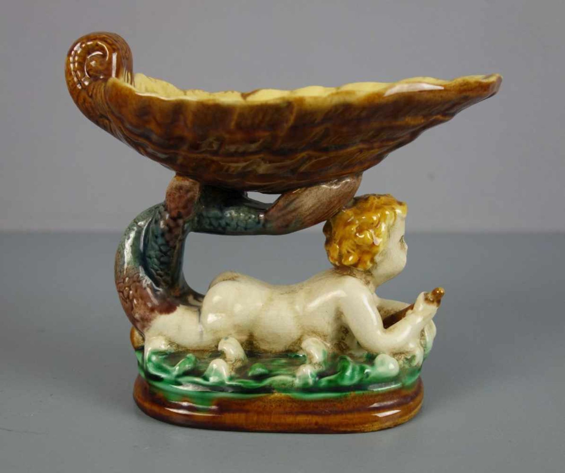 FIGÜRLICHE SALIERE / SCHALE / figures bowl: "Knabe in Form eines Meermannes", Italien, Majolika, - Image 4 of 4
