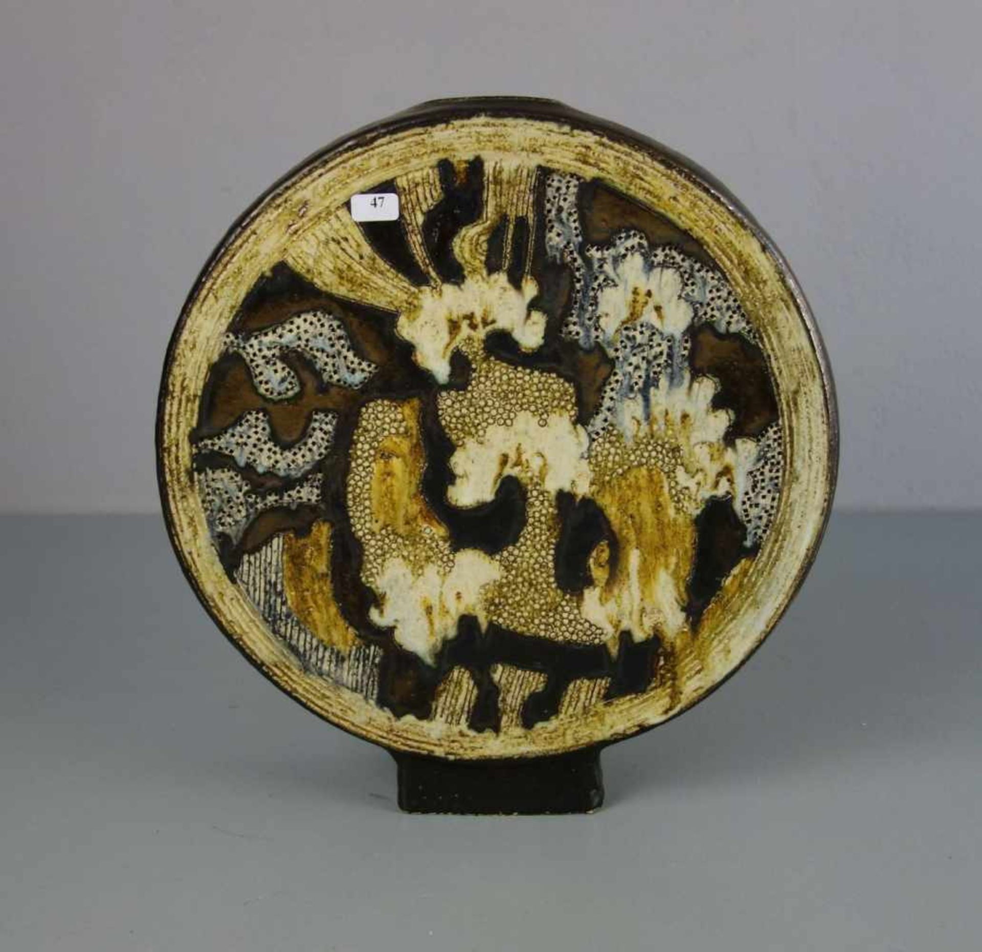 VASE, Keramik, heller Scherben, unter dem Stand monogrammiert "Jo. H.", um 1970. Scheibenförmiger - Bild 3 aus 4