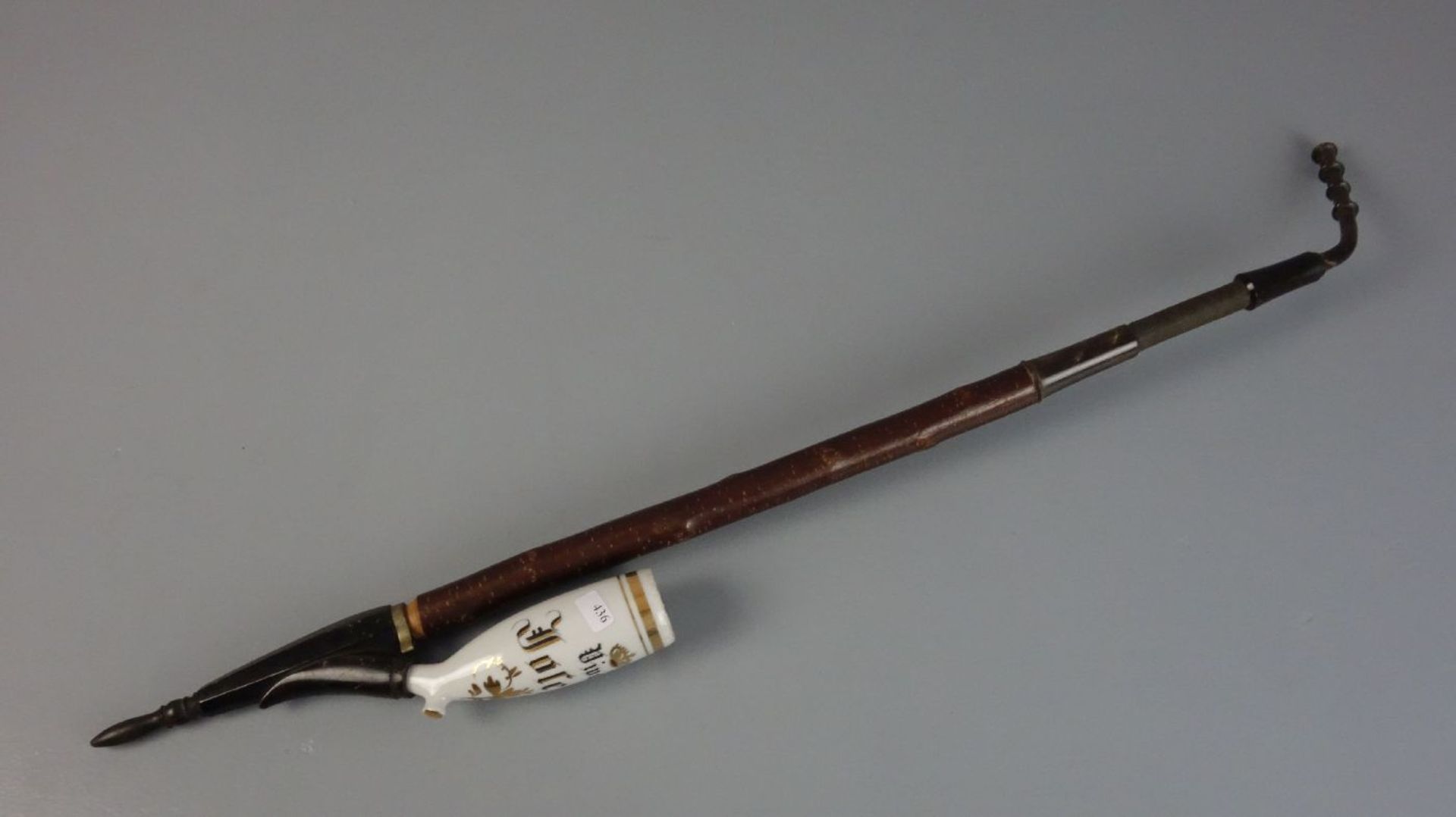 PORZELLANKOPF-PFEIFE / pipe, um 1900 / 2. H. 20. Jh., Schaft gearbeitet aus Holz und Horn.