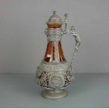 KRUG DES HISTORISMUS / jug, um 1880, Glas mit Metallmonturen. Rötliches Glas mit Schlieren und