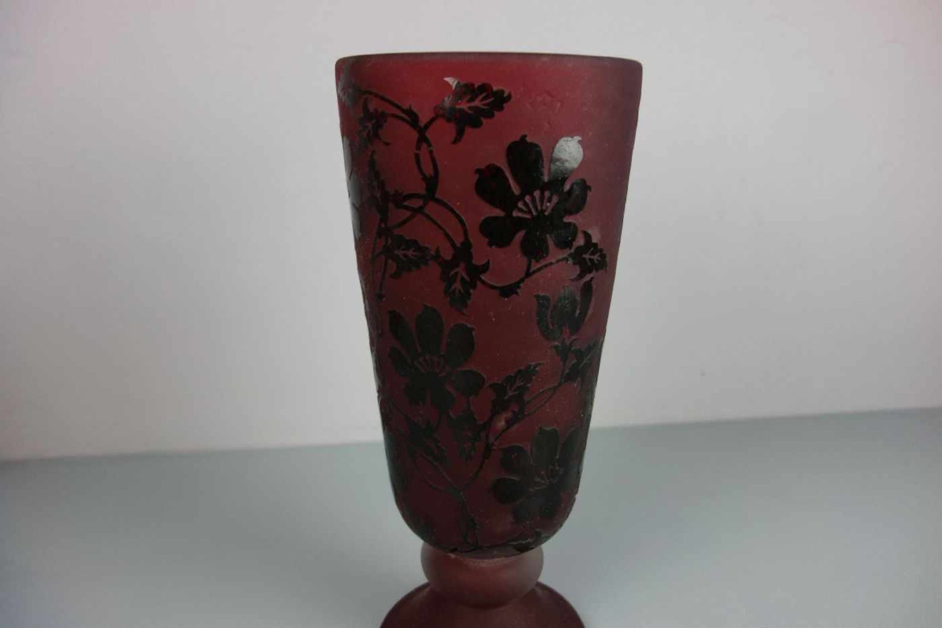 VASENPAAR / pair of vases, Glas, 2. Hälfte 20. Jh.; profilierter und aufgewölbter Rundstand mit - Bild 3 aus 3