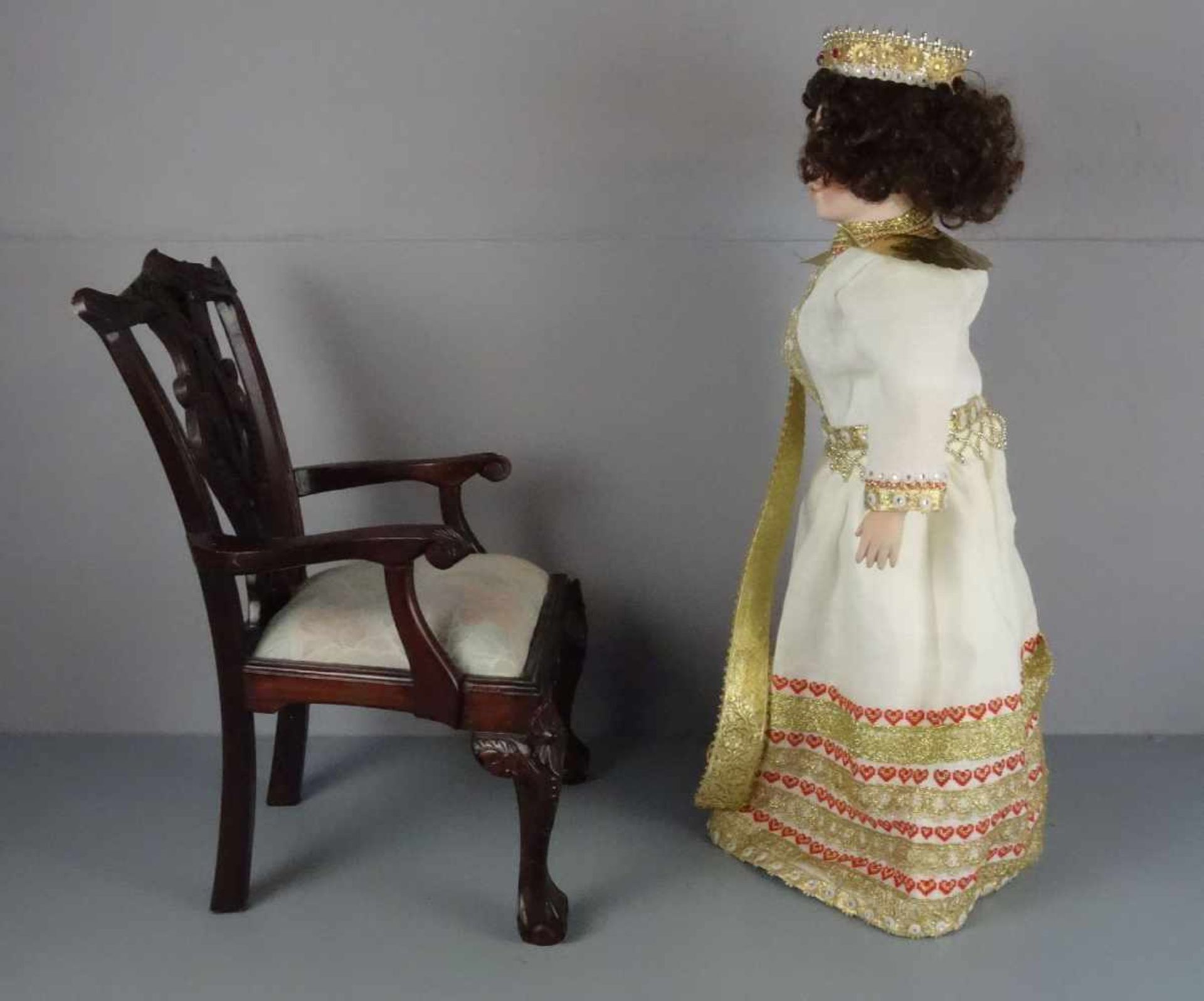 KÜNSTLERPUPPE "WEIKE" MIT PUPPENSTUHL / doll with a chair, 20. Jh., Puppen-Kind / Künstlerpuppe " - Bild 2 aus 4