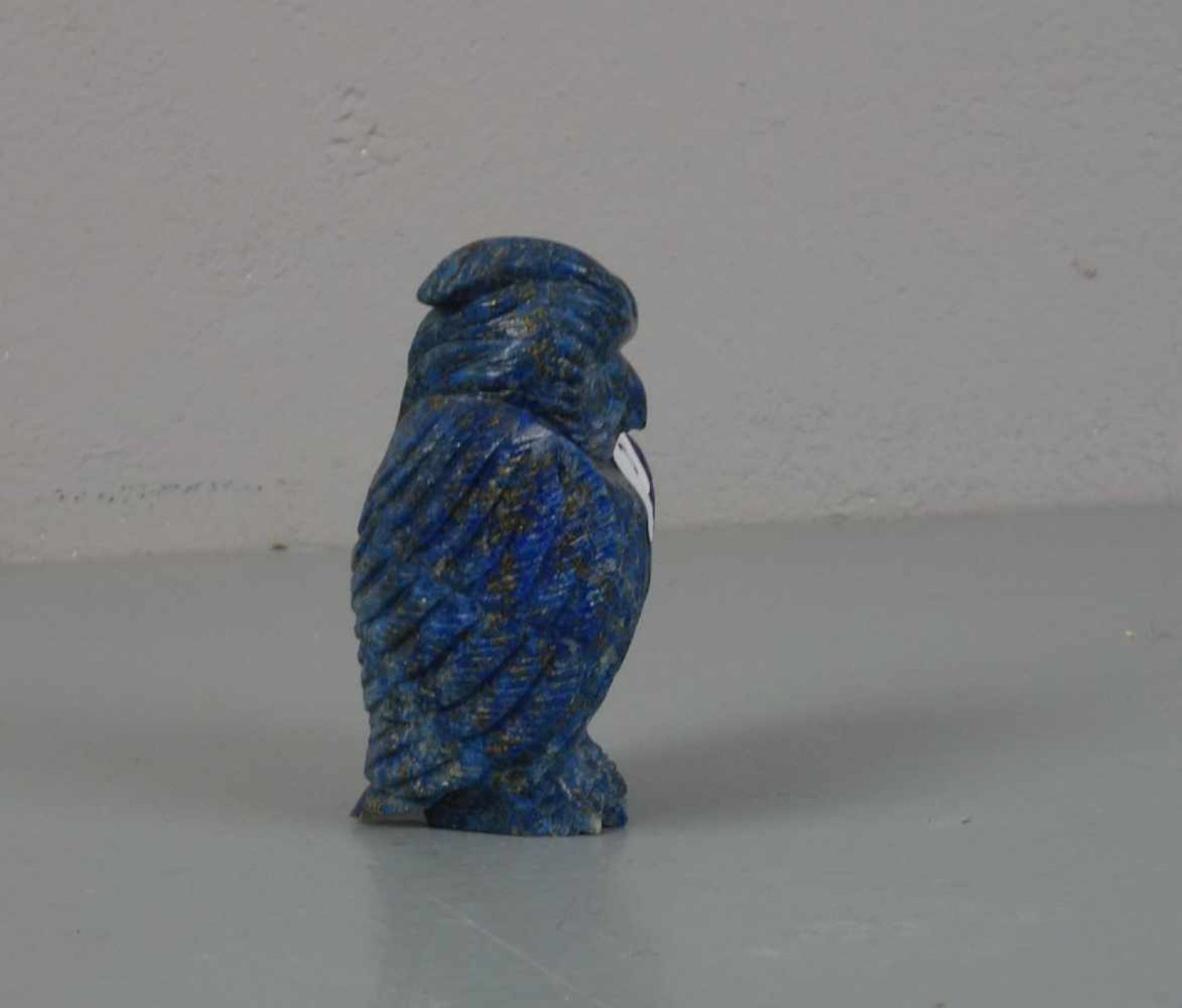 TIERFIGUR / ZIEROBJEKT: Edelstein-Eule / gemstone owl figure, wohl 20. Jh., ungemarkt, geschnitzt, - Bild 2 aus 4