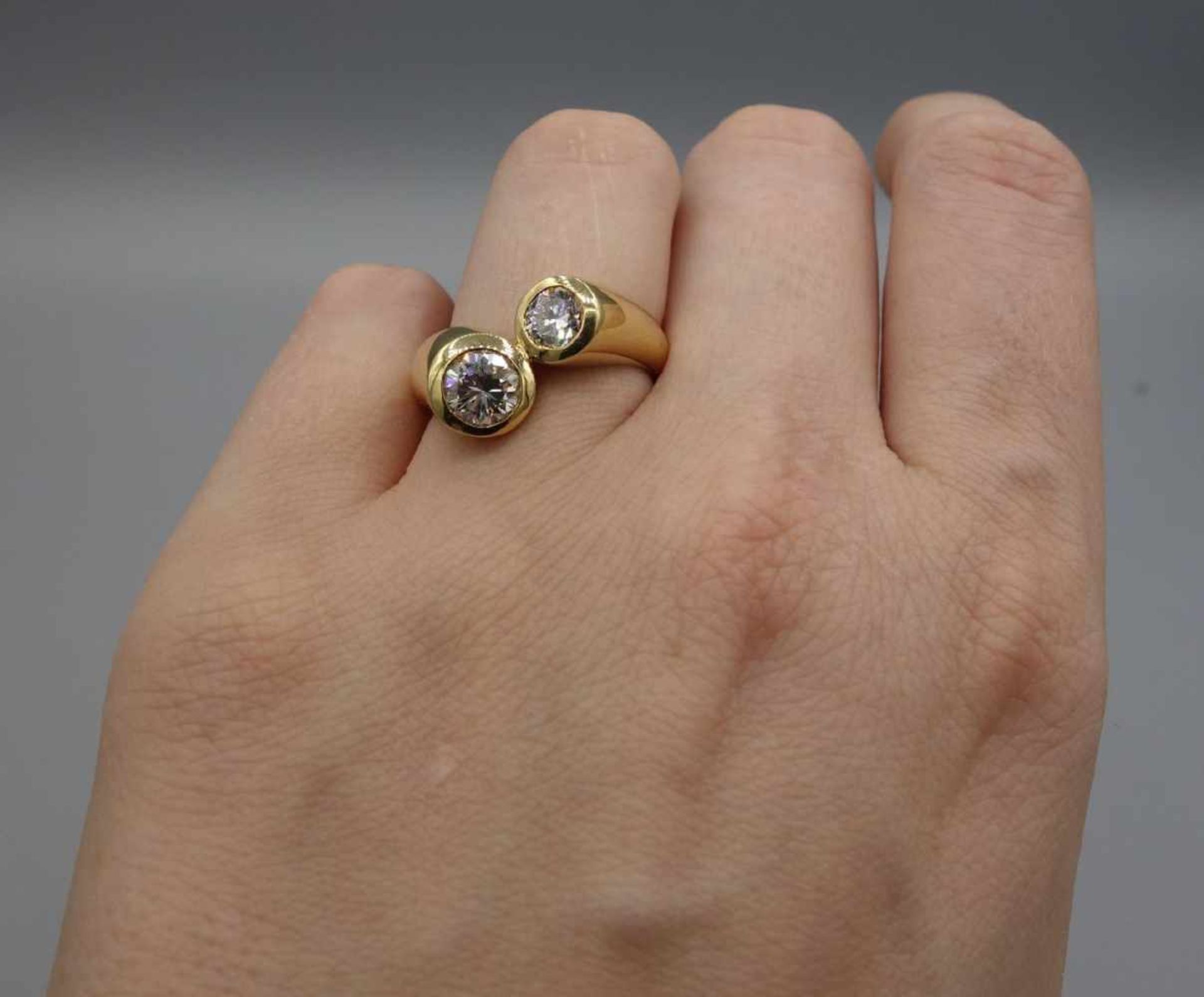 MODERNER RING, 750er Gelbgoldfassung, 12,9 Gramm, besetzt mit 2 großen Brillanten: 1) Brillant ca. 1 - Bild 4 aus 4